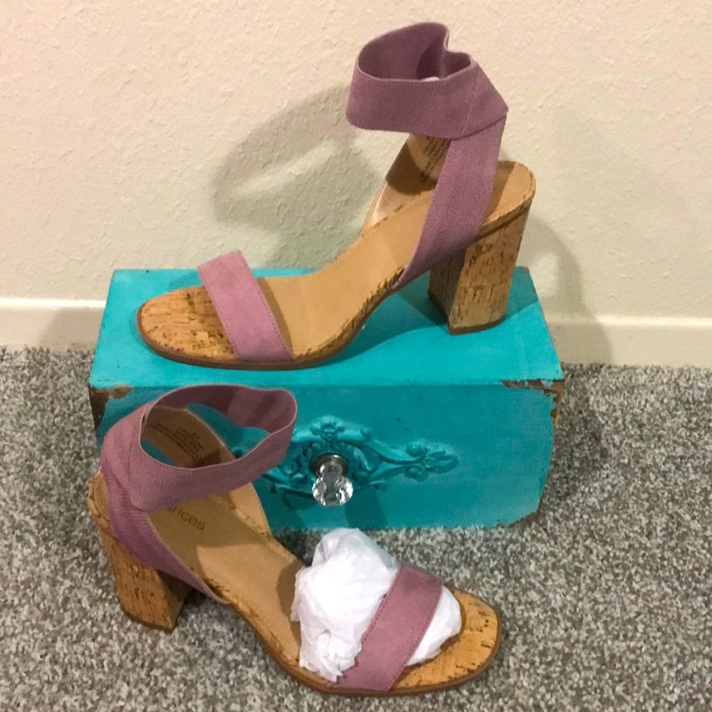 Maurice’s lilac sandals.